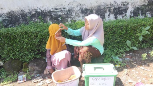 Pagi Hari Mereka Hanya Minum Air Putih Agar Tidak Lapar