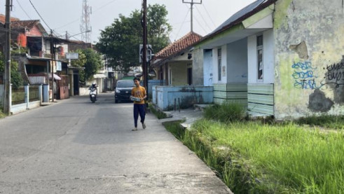 Tasnya Sobek, Sepatunya Jebol, Tapi Indra Tetap Bertahan Sekolah
