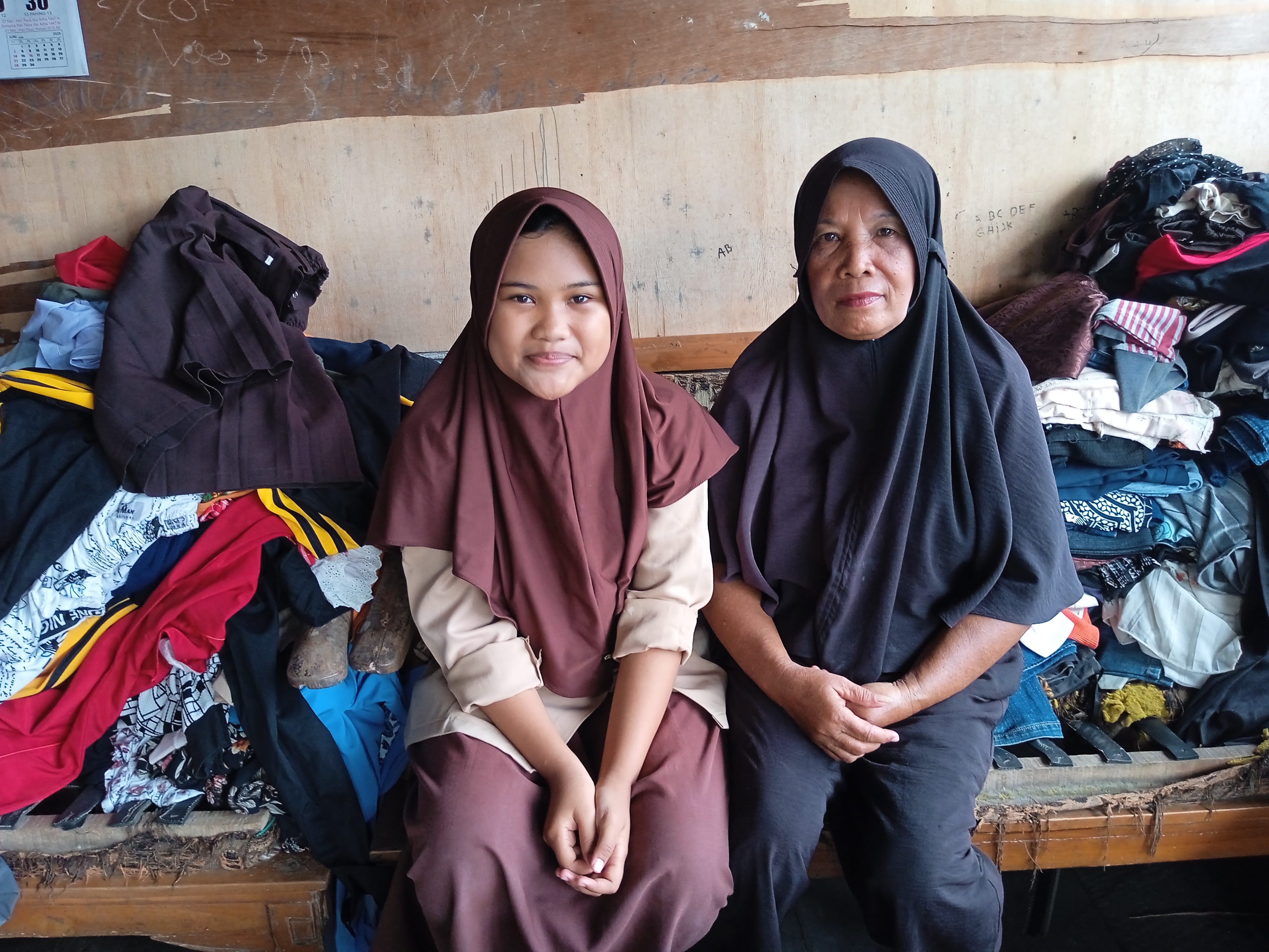 Demi Tetap Sekolah, Azhira Rela Berjualan Kue di Usia Belia
