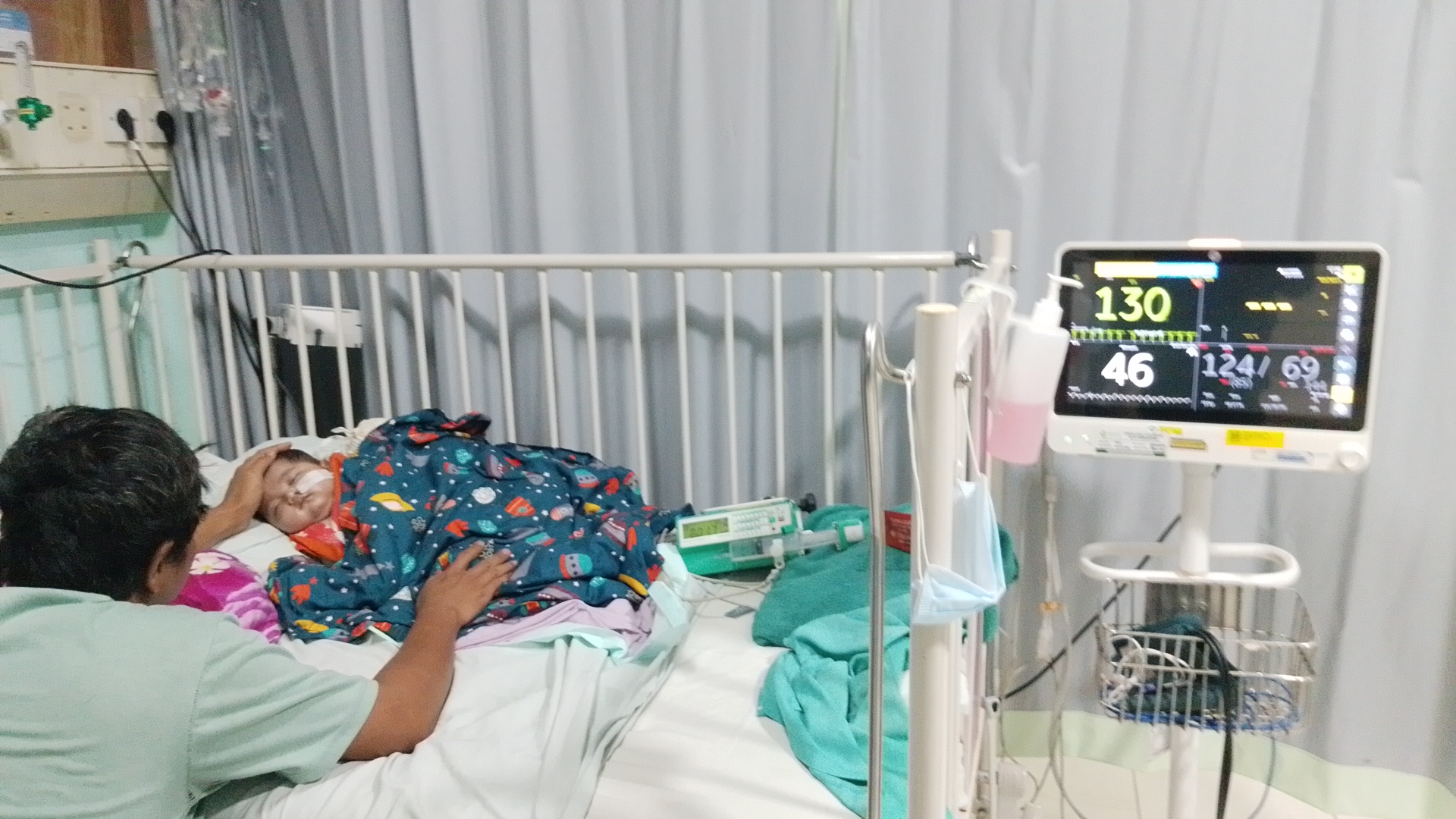 Jantung Bocor dan Terancam Komplikasi ! Bantu Anak Penjual Sempol