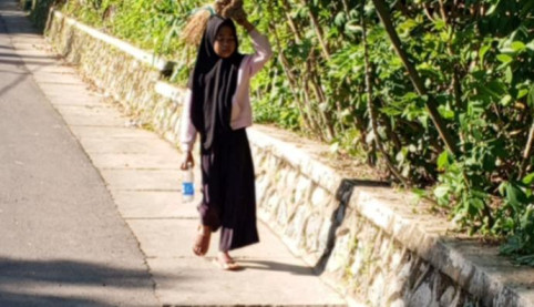 Yatim Ini Jual Sapu Lidi Demi Makan dan Tetap Sekolah