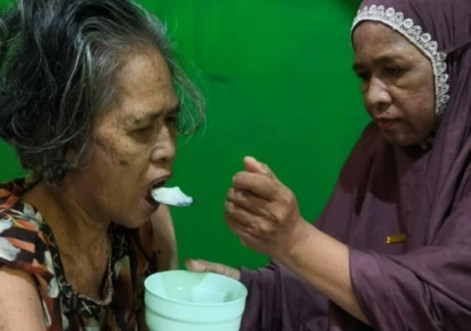 Perjuangan Bu Hasnawati Demi Rawat Anak Lumpuh dan Ibu Sakit