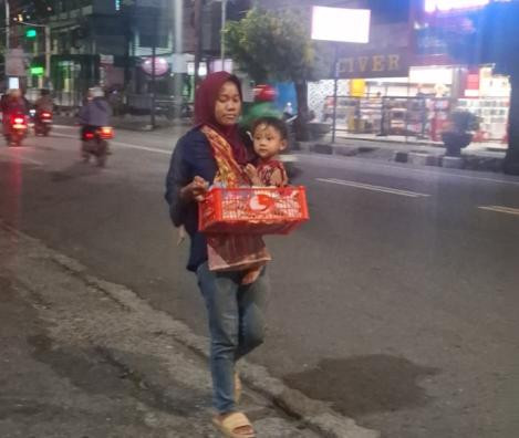 Perjuangan Seorang Ibu Penjual tisu Demi Anak Yatimnya