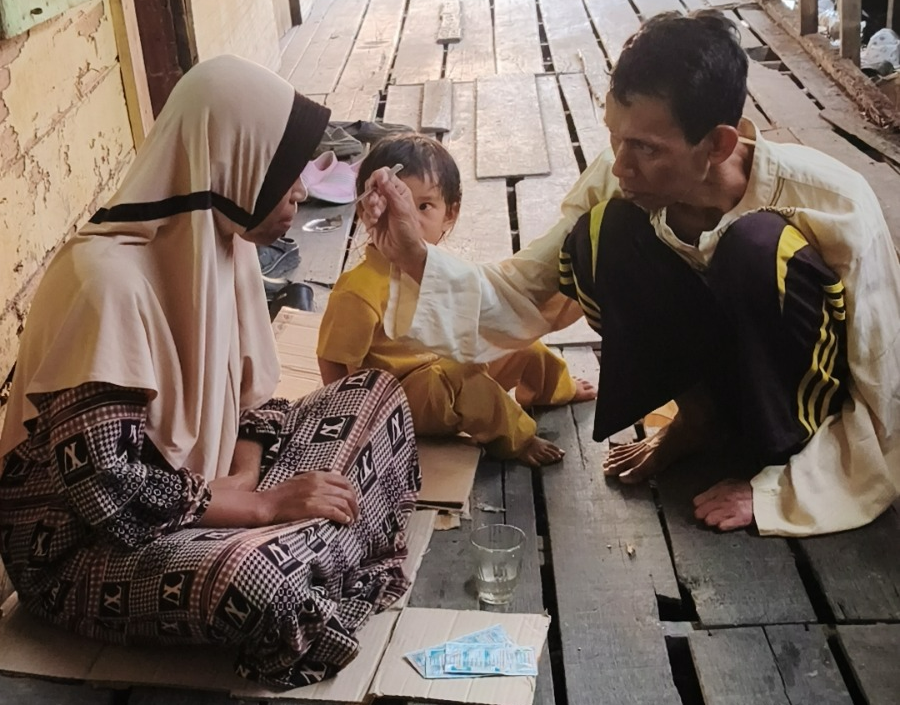 Alami Stroke, Bantu Pencari Rongsok Ini Cari Nafkah