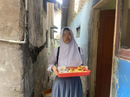 Ayah Meninggal, Novita Tetap Keliling Jualan Demi Bertahan Hidup