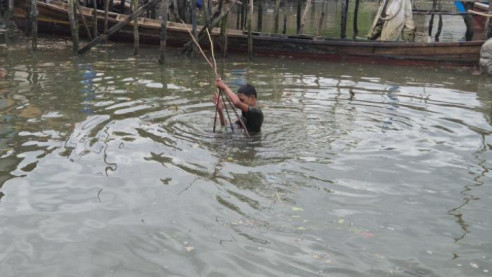 Cari Kepiting di Laut, Bantu Yatim Piatu Ini Bisa Sekolah