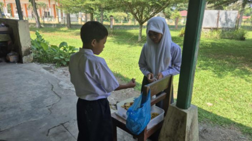 Jual Gorengan, Bantu Yatim Ini Bertahan Demi Tetap Sekolah