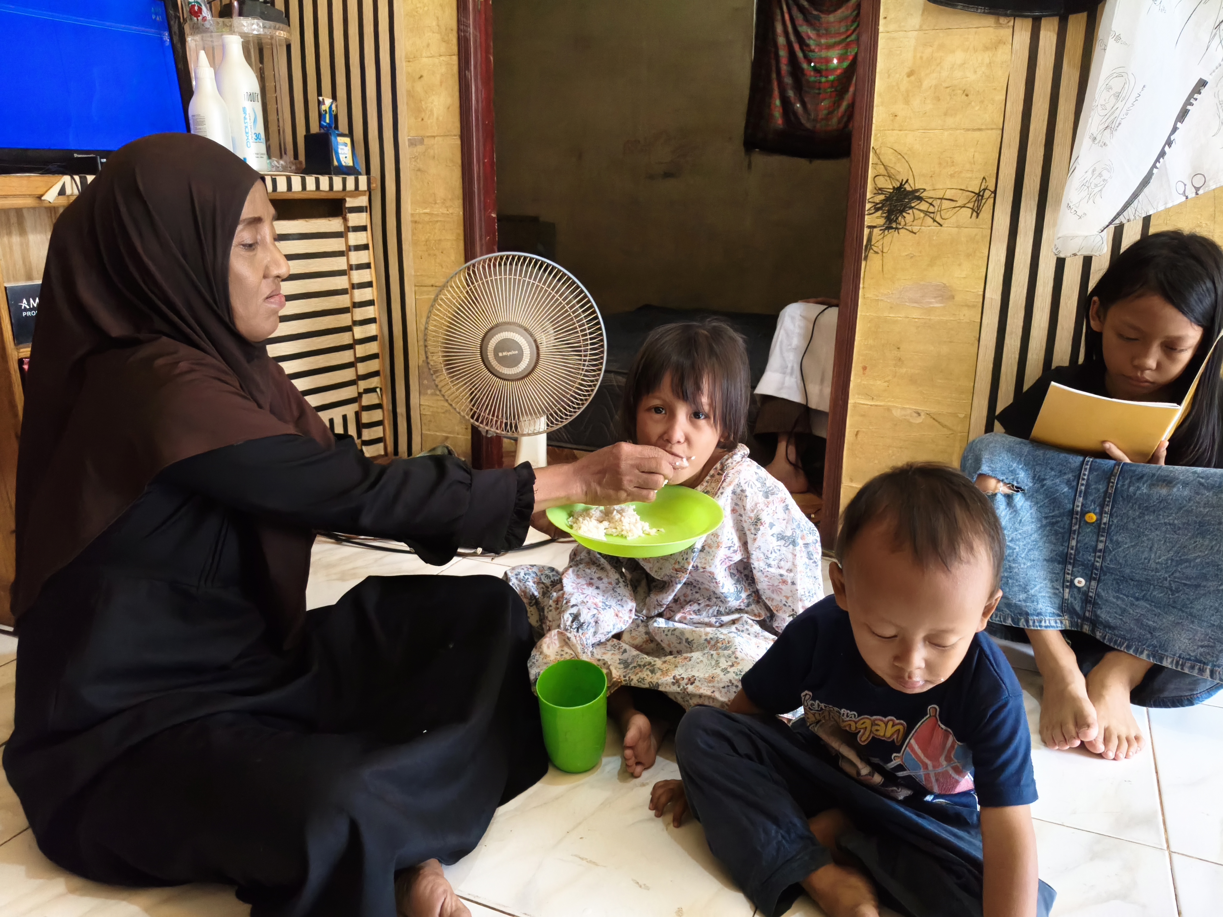 Sendirian, Nek Zulaiha Rawat 1 Anak Yatim dan 3 Cucu Terlantar
