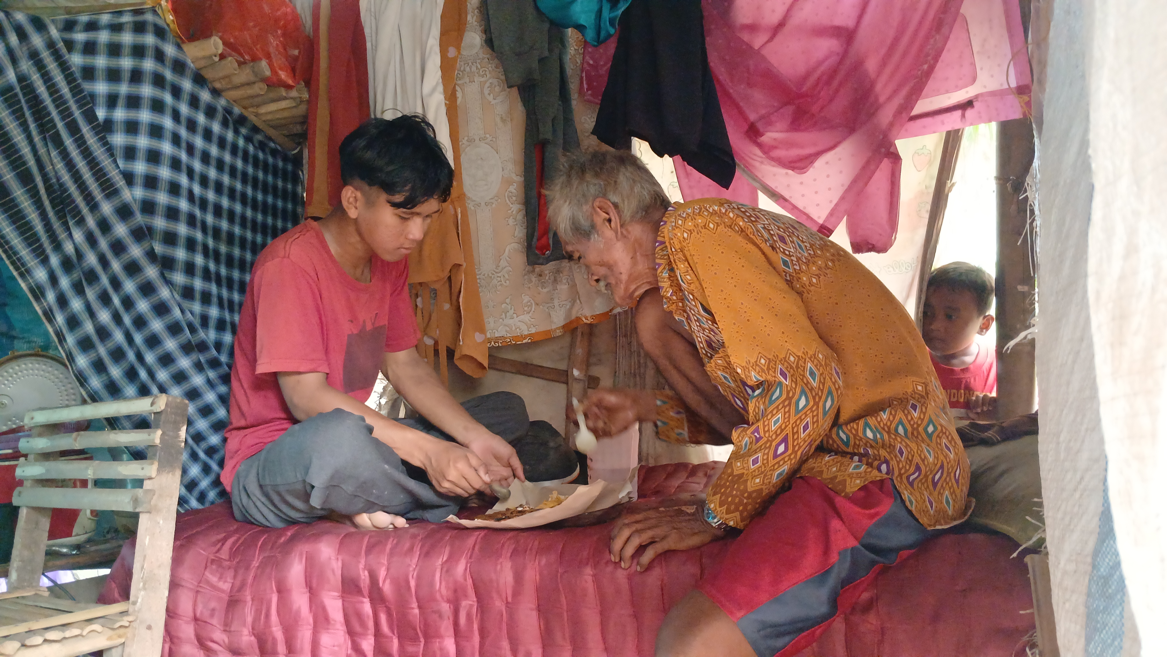 Orang Tua Pergi! Bantu Yatim Ini Berjuang Demi Makan dan Sekolah