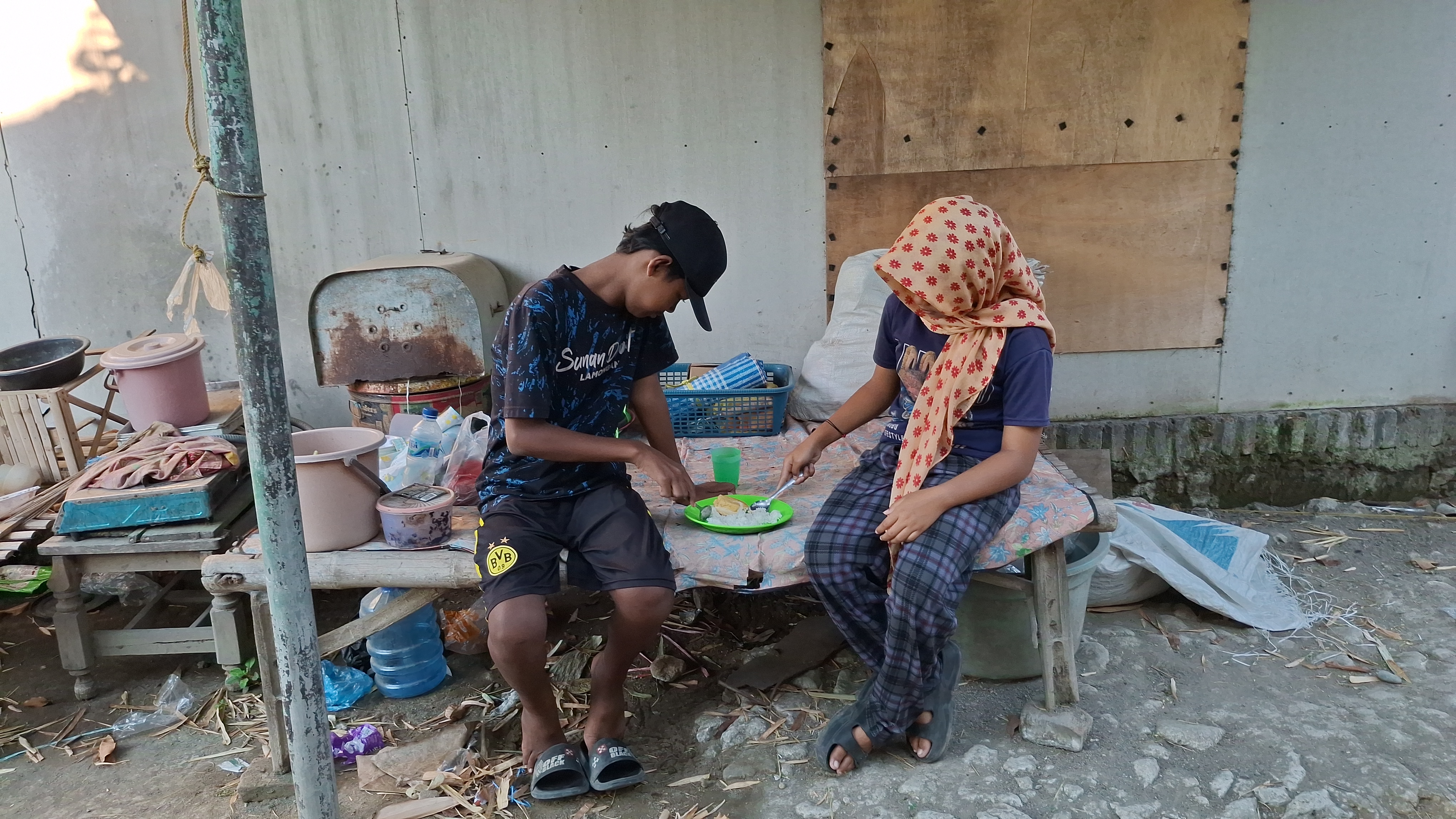 25 Kg Rongsokan Berhari-hari, Cuma Dihargai 5 Ribu Rupiah