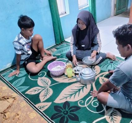 Tunanetra & Kaki Cacat, Aji Rela Pijat Keliling demi Sekolah Adik