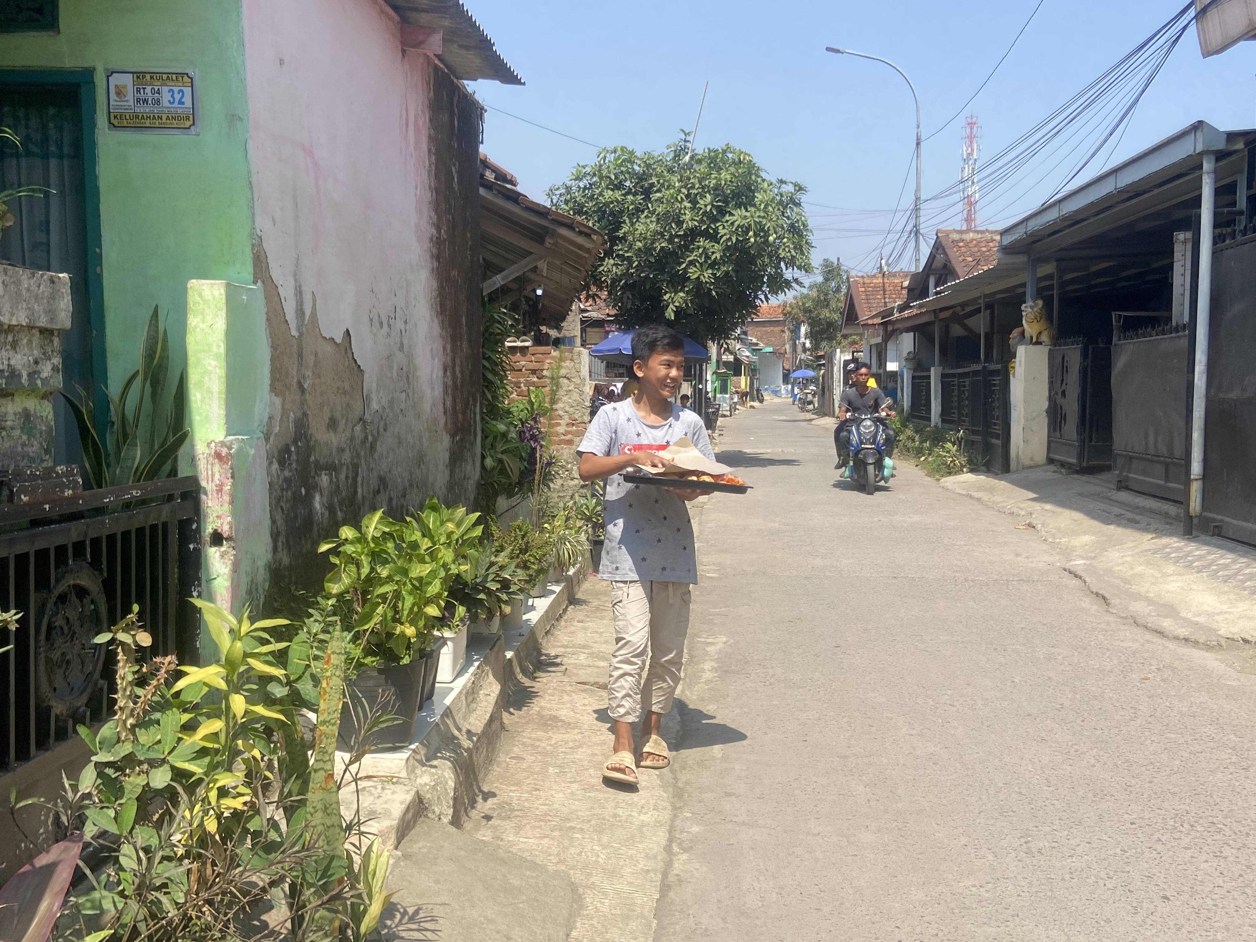 Gantikan Peran Orang Tua, Januar Jual Gorengan demi Hidupi Adik