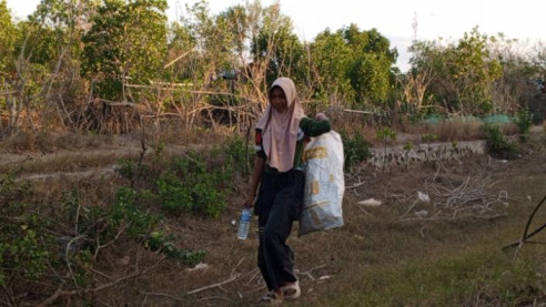Sepulang Sekolah, Fitri Mencari Rongsokan Demi Bertahan Hidup