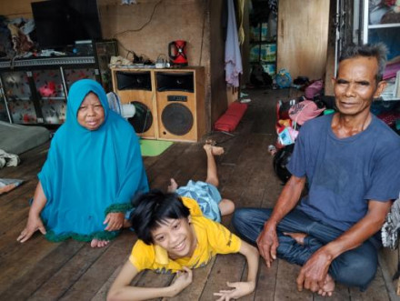 Kakek Nenek Memulung Demi Pampers Cucu Disabilitas