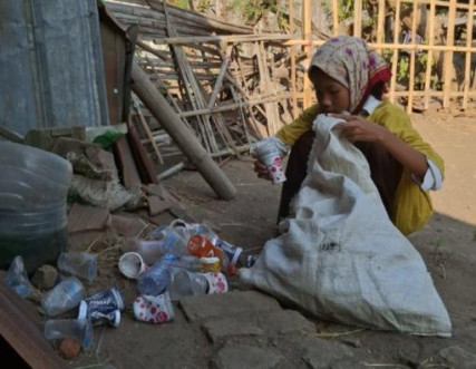 Sepulang Sekolah Nur Harus Memulung Demi Bisa Makan