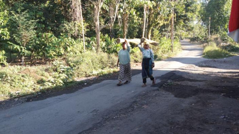 Jualan Sapu Lidi Nek Jumaati dan Cucunya Hanya Dapat 2 Ribu