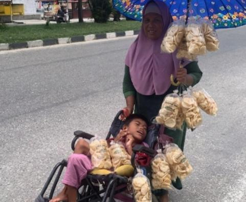 Berkilo-Kilometer Ditempuh! Bu Ratna Jualan Sambil Bawa Anak Disabilitas