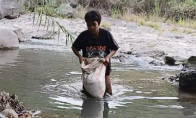Yatim Piatu, Ali Rela Angkut Pasir 3 KM Demi Tetap Sekolah