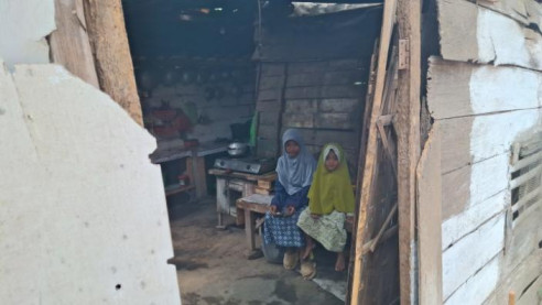 Sepulang Sekolah, Yuli Jual Kerupuk Demi Adiknya