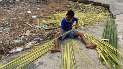 Bocah Pembuat Sapu Lidi Ini Hidupi 2 Adik Yatim dan Neneknya