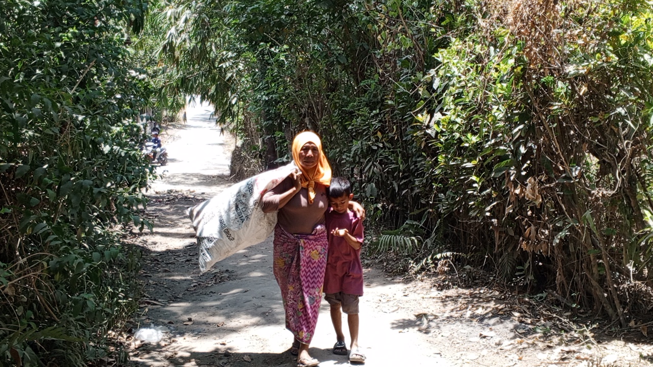Nenek Pemulung Hidupi Cucu Yatim Piatu Sendirian