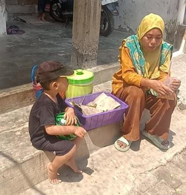 Hidupi 2 Anak Yatim, Bu Dewi Keliling Jual Gorengan