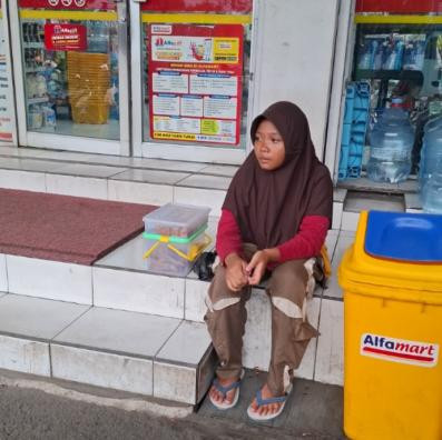 Olivia (11), Pulang Sekolah Langsung Berjualan Demi Keluarga