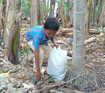 Anak Kelas 2 SD Cari Buah Pinang Untuk Beli Obat Ibu