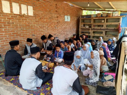Atap Bocor dan Lantai Berlubang, 45 Santri Tetap Semangat Mengaji