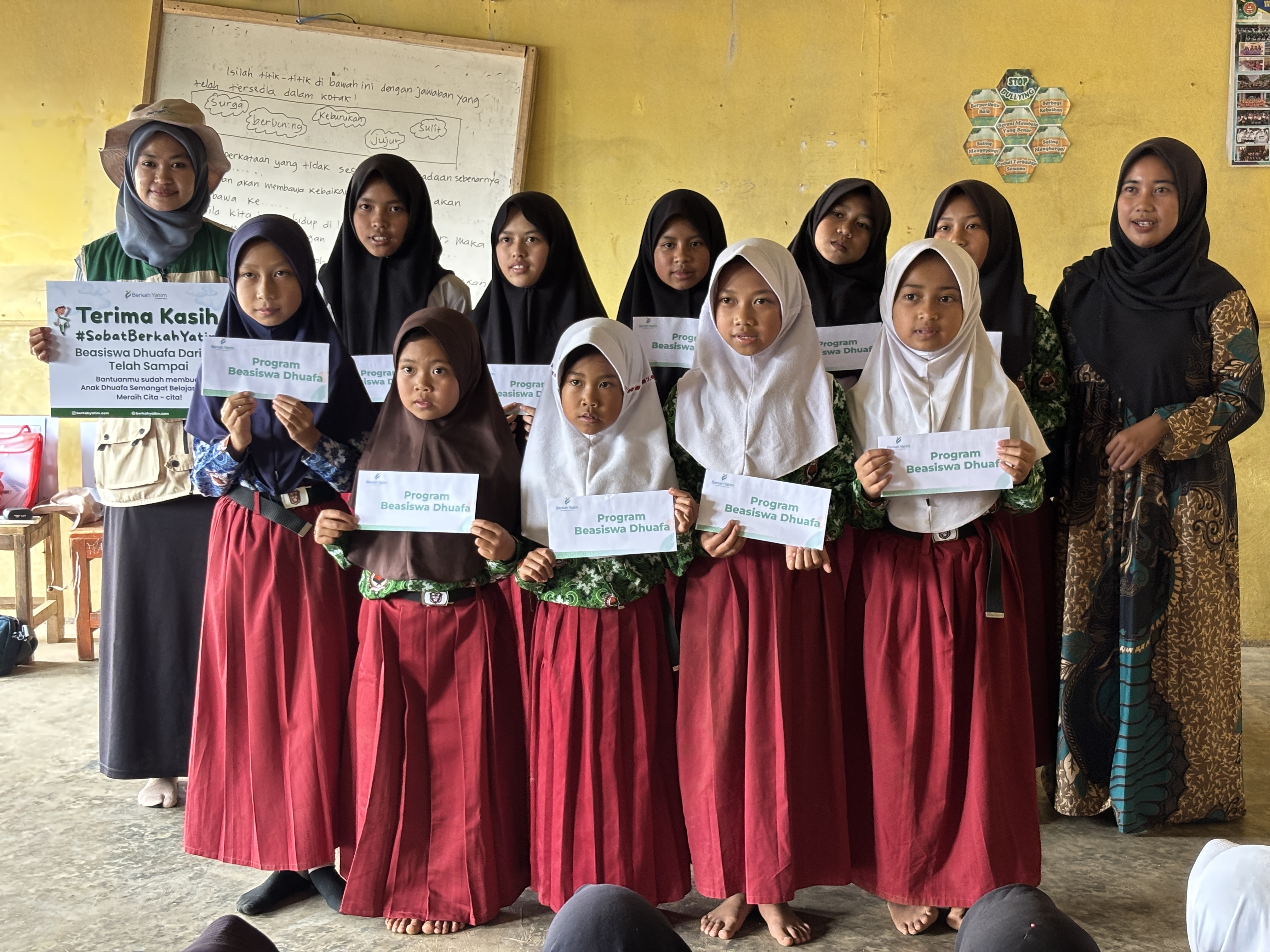 Bantu Lunasi Tunggakan Sekolah Anak di Pelosok